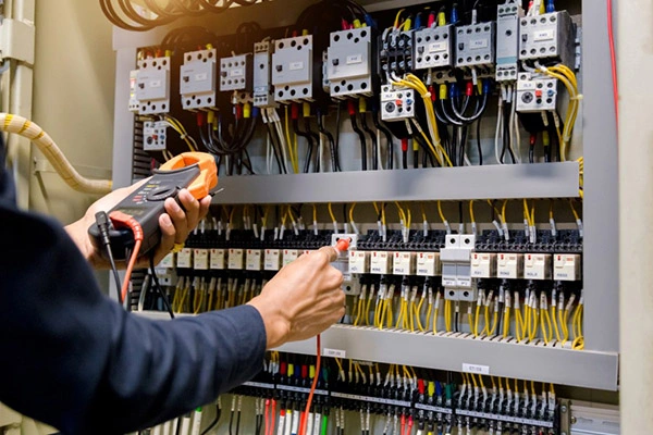 ¿Cómo afecta la selección de resistencias al rendimiento del circuito electrónico?